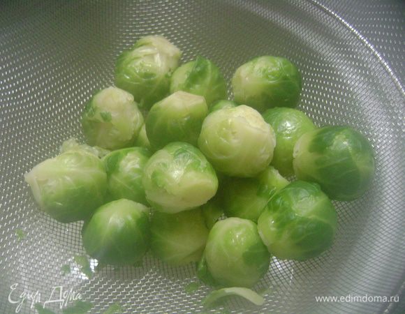 Брюссельскую капусту отварить 5 мин в кипящей подсоленной воде.