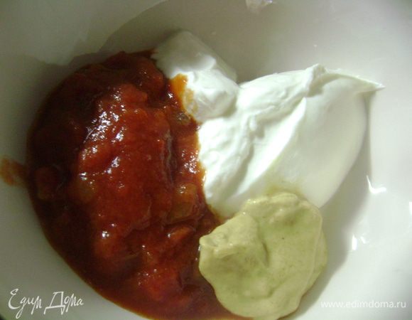 Шарики уложить в огнеупорную форму или рукав для запекания. Сметану смешать с томатным соусом и горчицей. 