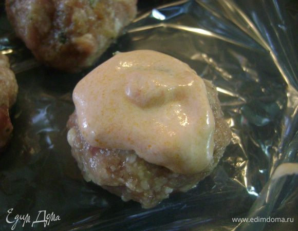 Полученным соусом полить шарики.