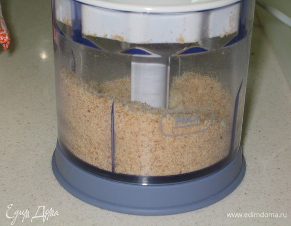 Готовим корж: сухари измельчить в крошку 