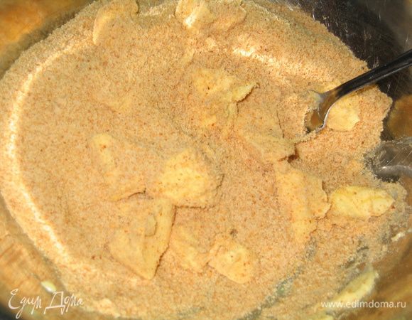 Добавить к размягченному маслу и с помощью вилки соединить...получится маслянистая крошка