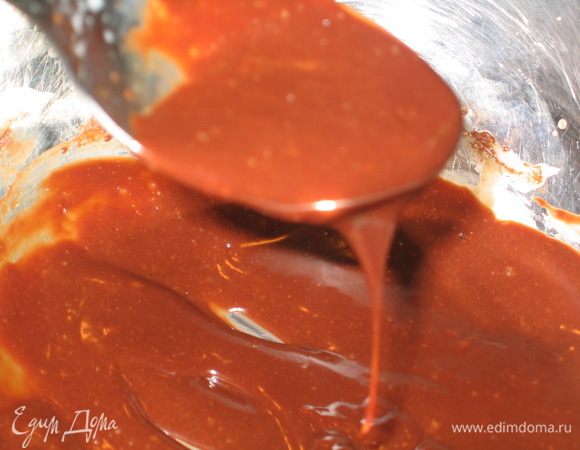 Шоколад растопить на водяной бане и добавить коньяк...перемешать и охладить