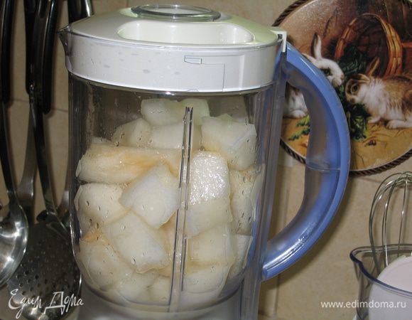 Для крема мякоть дыни пюрировать (можно погружным блендером, либо в емкости для коктейлей)