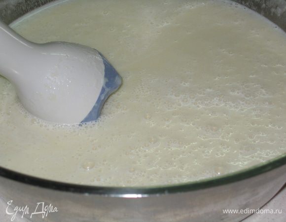 Добавить к дынному пюре сгущенное молоко и взбить миксером