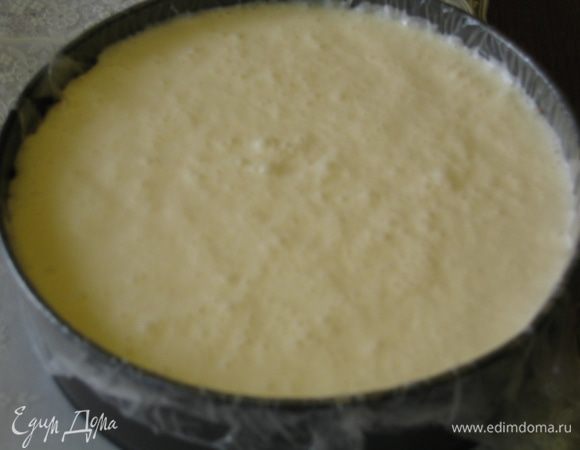 Вылить крем в форму. Накрыть крышкой или пленкой и поставить в морозильную камеру охлаждаться часа на 4 (лучше на ночь)