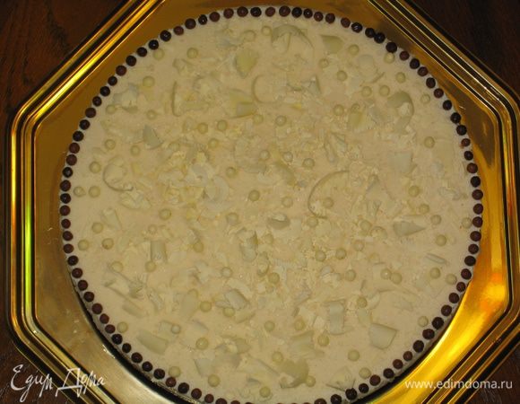 Перед подачей необходимо извлечь торт из формы: убрать бортики, дно и снять пленку. Украсить торт по своему усмотрению. Я выложила по кругу шоколадные шарики, кроме этого раскидала их по поверхности торта и посыпала стружкой белого шоколада. Перед тем, как разрезать торт, необходимо дать ему время отойти от заморозки (минут 15). Резать горячим ножом (можно смочить его в кипятке). 