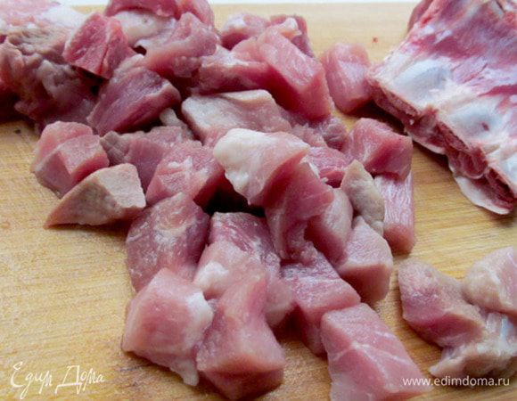 Мясо нарежьте мелким кубиком.
