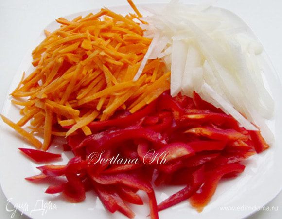 Все овощи нарежьте мелкой соломкой.