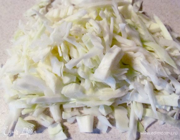 Капусту тоже нарежьте как можно мельче.