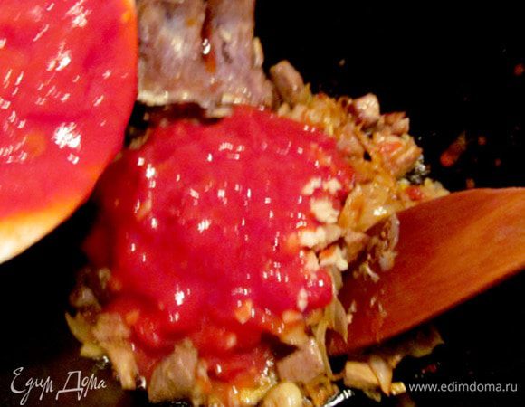 Добавьте помидоры с чесноком и снова хорошо все обжарьте. Если жидкости много, то она должна выпариться. Если помидоры очень кислые, добавьте щепотку сахара.