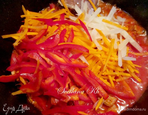 К помидорам добавьте все овощи, хорошо перемешайте. Обжаривайте 5 минут.