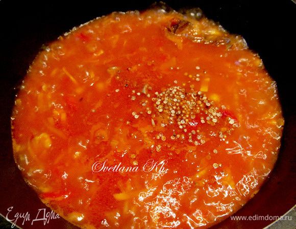 Добавьте бульон, в котором варилась лапша, добавьте с запасом, так как часть его выпарится. Бульона не должно быть много, подлива должна оставаться густой. Я люблю еще добавлять отваренный горох нут. Но это уже мое дополнение. Дайте покипеть минут 15. Овощи не должны перевариться, они остаются, что называется — «на зубок».