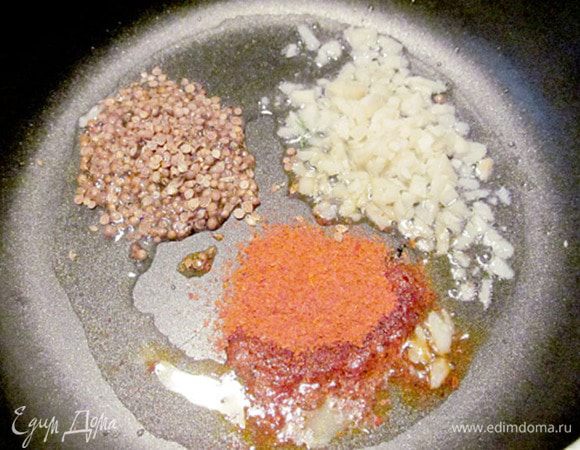 В это время приготовьте приправу, кому не противопоказано острое. Для этого в 2 ложках масла обжарьте рубленый чеснок, толченый кориандр и чайную ложку красного перца. Сильно не жарьте, только чтобы запах раскрылся. Хорошо посолите и добавьте ложку уксуса. У меня лимонный 5%. Приправа готова. Ее кладут по желанию уже в тарелку. Поверьте, с ней гораздо вкуснее.