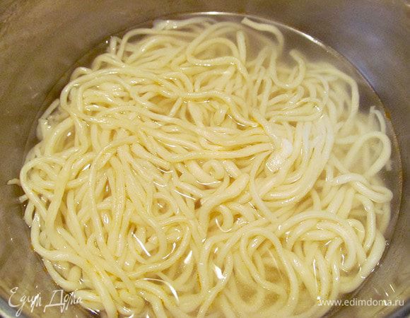 Лапшу домашнего производства опускают в кипяток и выключают. Она практически в готовом виде продается. Если это будут покупные тонкие макароны, то их нужно довести до готовности.