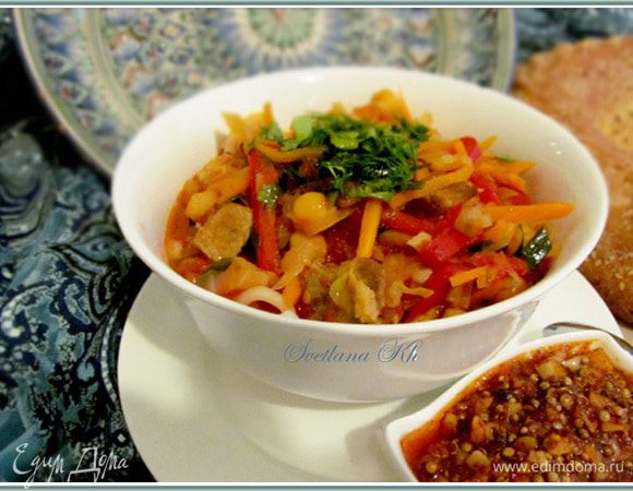 В глубокую восточную посуду положите лапшу и залейте ее подливой. Украсьтет зеленью. Добавьте острую приправу по вкусу. Это очень-очень вкусно!