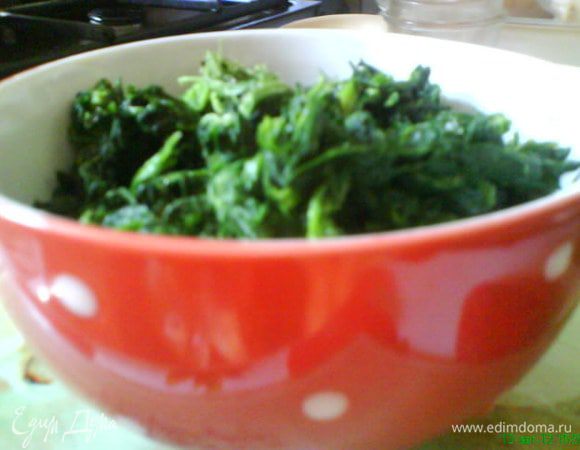 Шпинат кладем  на ночь в холодильник для разморозки.Из размороженного шпината отжимаем жидкость.