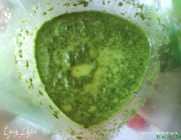 Шпинат выкладываем в чашу блендера,добавляем растительное масло и измельчаем до однородной массы.