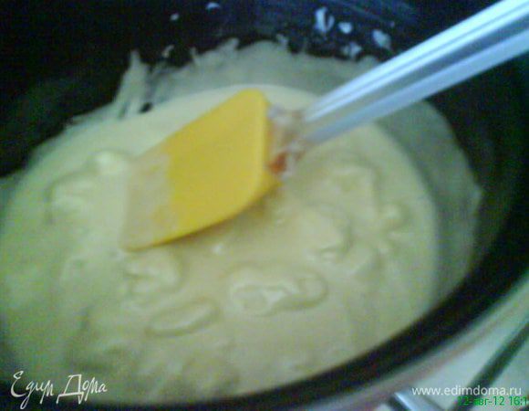 Белый шоколад ломаем на кусочки и растапливаем на водяной бане.