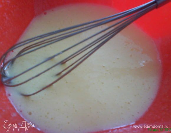Яйца,сахар и ванильный сахар взбиваем в пену.