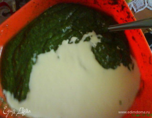 В муку добавляем порошок для выпечки,яичную и шпинатную смеси,а затем добавляем растопленный шоколад.Всё смешиваем до однородного состояния.