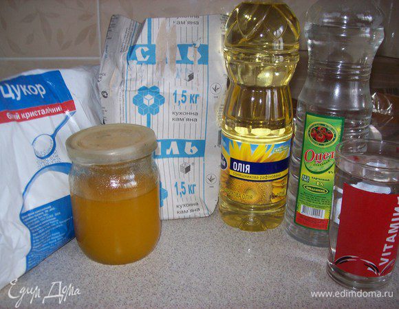 все ингредиенты смешать в кастрюле, желательно с толстыми стенками, в следующей последовательности: вода, уксус, соль, сахар/мёд, масло