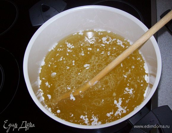 всё хорошо перемешать, до полного растворения соли и сахара, поставить кастрюлю на огонь, накрыть крышкой и дать закипеть, пока рассол закипает, подготовим банки: хорошенько вымыть с содой, налить в банку 2 ст. л. уксуса накрыть крышкой и встряхнуть, перелить уксус в следующую банку и так все банки и крышки ополоснуть уксусом