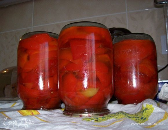 когда рассол закипел, забрасываем в него примерно 1/5 от всего количества перца, накрываем крышкой и с момента закипания, ждём три минуты, закладываем горячий перец в банку плотно и половником заливаем рассолом до горлышка, закатываем крышкой, переворачиваем, ставим на полотенце и укутываем до полного остывания. такой перец уже готов к употреблению.