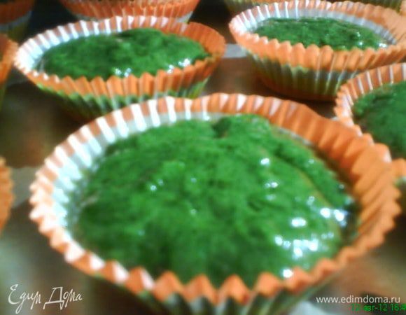 Получается жидкое тесто,которое мы выкладываем в формочки для маффинов,примерно, по 2 столовые ложки в каждую формочку.Выпекаем при температуре 180 градусов 20-25 минут.