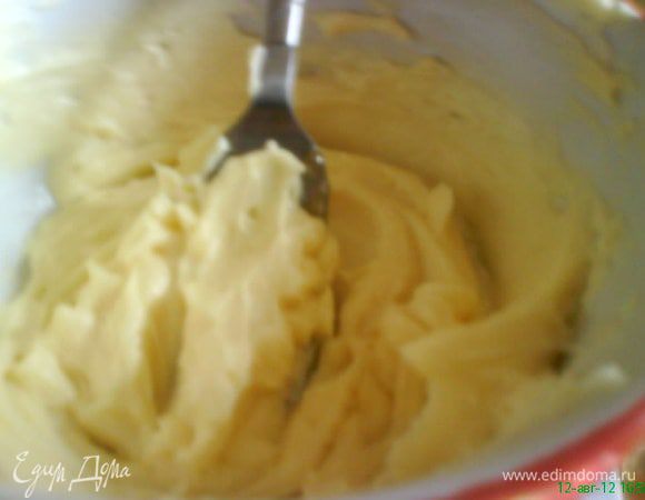 Тем временем,взбиваем размягченное сливочное масло с сахарной пудрой и абрикосовым джемом до бледно-кремового цвета.