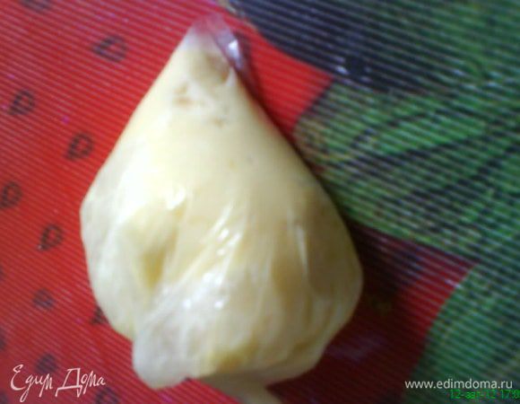 Берем обычный целлофановый пакет,наполняем ,плотно,один из уголков пакета кремом и срезаем кончик уголка так,чтобы получилось отверстие,не более,чем 0,5см в диаметре.