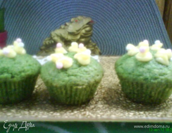 Украшаем,нашего принца,короной.:)В центре каждого маффина по-кругу выдавливаем из пакета маленькие стебелечки,и каждый украшаем сахарной бусинкой.Ставим на 10-15 минут в холодильник.И вот,"принц-лягушка" готов!:)Можно налить чашечку кофе или чая ,угоститься маффином,и прочитать сказку:)http://www.bankreceptov.ru/skazki/skazki-0008.shtml