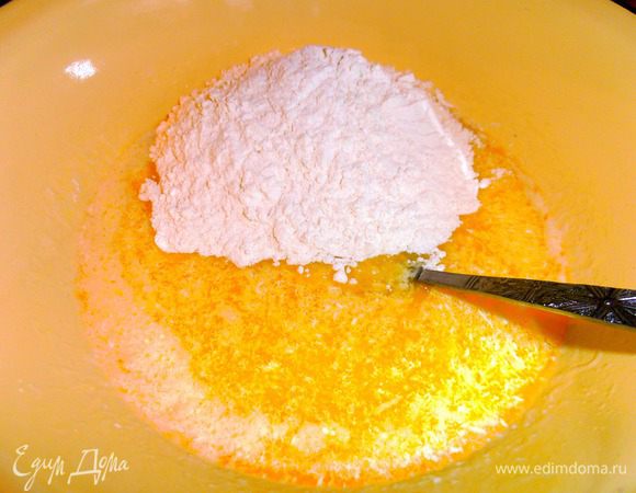 Просеянную муку вводим постепенно!