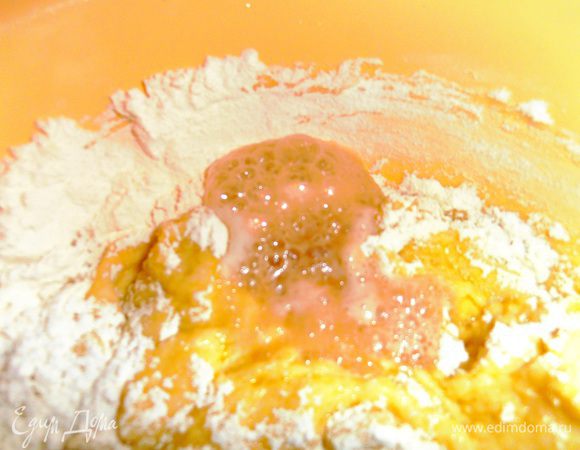 Соду погасить яблочным(или простым) уксусом...