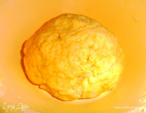 На последнем стакане месим тесто руками...Вот такой колобок вымесили!