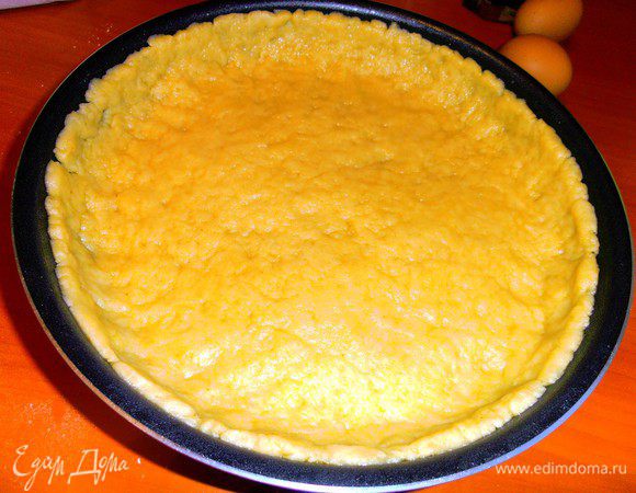 Смазываем форму маслом растит. и раминаем руками наше тесто,стараясь не забыть про бортики!