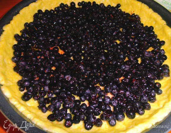 Рассыпаем в один слой чернику(можно и больше!)