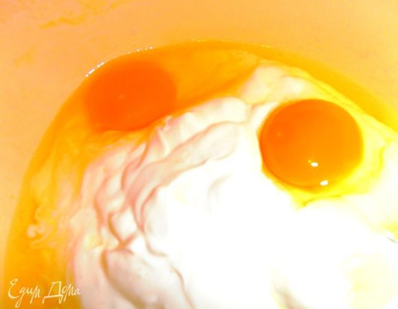 Делаем заливку:сметану слегка взбиваем с яйцами...