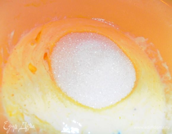 Высыпаем к ним сахар+ваниль...