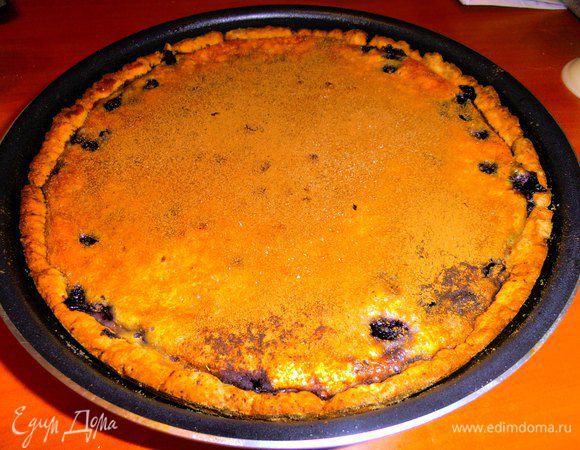 Выпекаем в разогретой до 180*духовке 20 минут,затем чуть убавляем,если видно,что края поджарились,и выпекаем ещё 10минут.Заливка в духовке поднимется,а потом опустится-это нормально!