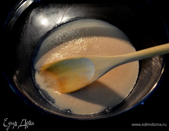 Смазать формы маффинов, я использовала большие.
Дрожжи смешать с теплой водой, добавить сахар и оставить на 5 мин.