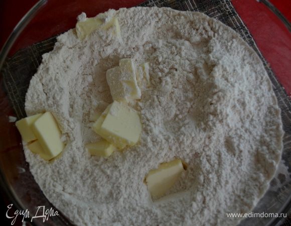 Смешать муку и соль в большой миске.Выложить поверх масло порезанное на кусочки и порубить ножом ,смешав с мукой.