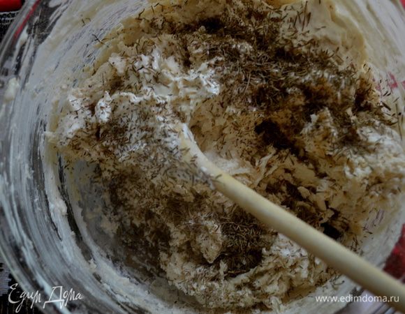 В муку добавить размешанные дрожжи,сметану и тимьян.Все хорошо перемешать руками или деревянной ложкой.