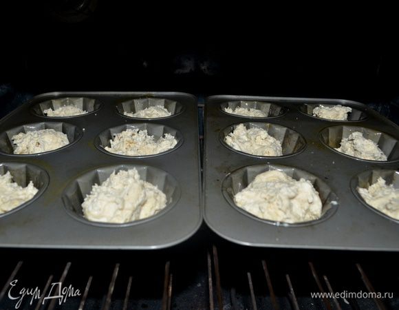 Выложить тесто в формы на 1/3 и поставить в теплое место без сквозняков на расстойку - 1 час. Тесто должно поднятся.