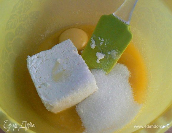 смешать творог,растопленное масло.яйцо и сахар