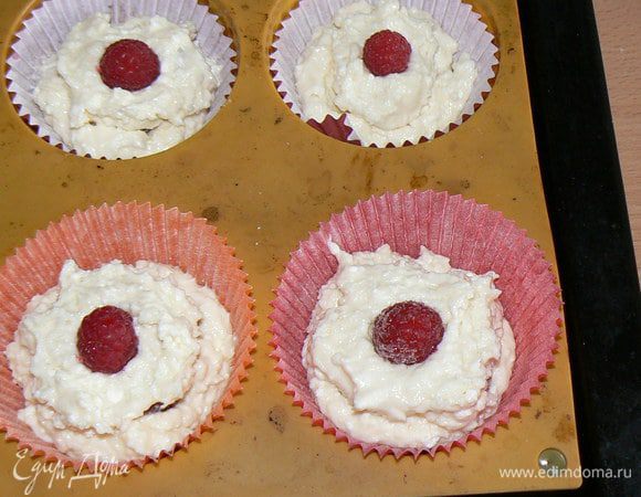 сверху еще добавить тесто и положить ягодку