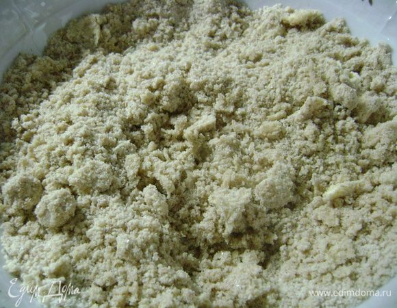 Перетереть масло с мукой до состояния хлебных крошек.