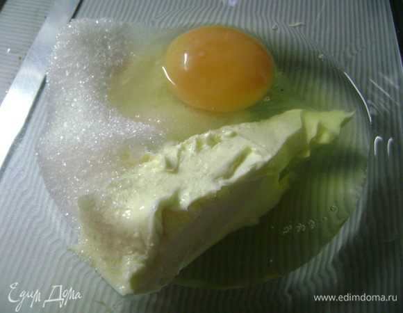 Предварительно нагреть духовку до 200 гр. Тем временем для приготовления миндального крема смешать в пену масло, сахар и яйцо.