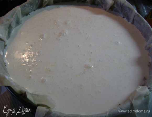 Аккуратно вылить заливку на виноград. 