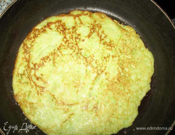 На разогретую сковороду выливаем порцию кабачкового теста,поправляя края блина и разравнивая ложкой, чтобы блин не был слишком толстым или неравномерным. Тесто растекается плохо, нужно проявить определенную сноровку.