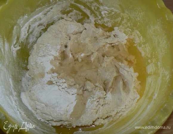 Замешиваем тесто , к рукам почти не липнет, мягкое и приятное и оставляем на 30 минут.
